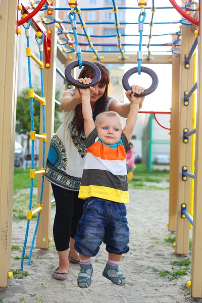 Kind spielt mit seiner Mutter — Stockfoto