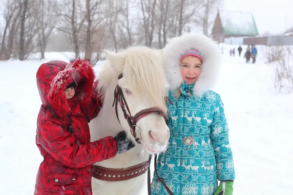 Enfants et chevaux — Photo