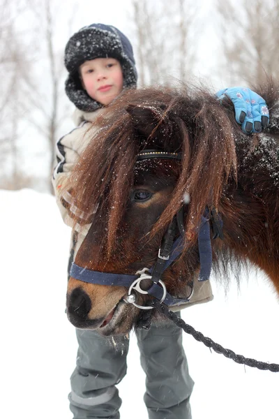 Niño y caballo — Foto de Stock