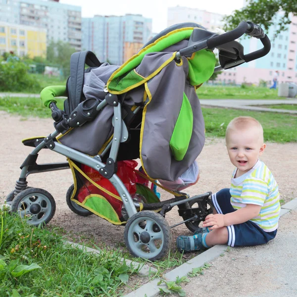 Child and stroller — Stock Photo, Image