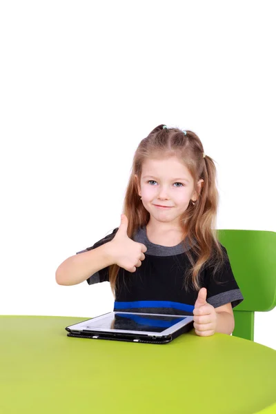 Chica usando tableta PC con los pulgares hacia arriba —  Fotos de Stock