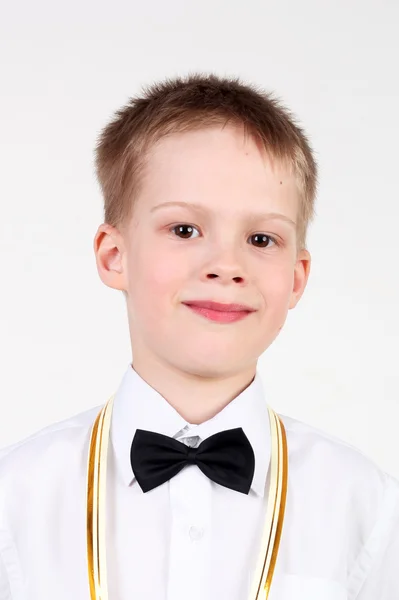 Pequeno cavalheiro usando a gravata borboleta — Fotografia de Stock