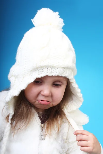 Симпатичный ребенок в зимней кепке — стоковое фото
