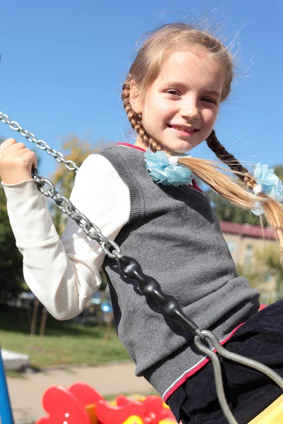 Linda niña en el columpio — Foto de Stock