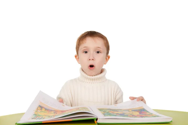 Jongen verrassende tijdens het lezen van een boek — Stockfoto