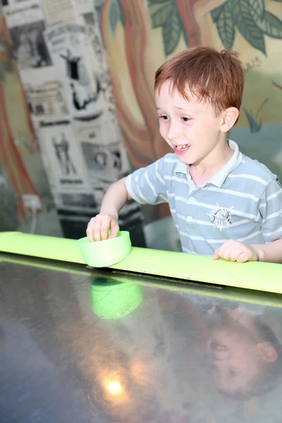 Kleine kind spelen aero hockey — Stockfoto