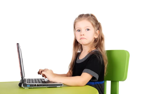 Bilgisayar ile oynayan kız — Stok fotoğraf