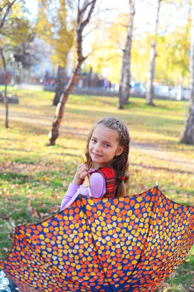 Meisje met de paraplu in park — Stockfoto