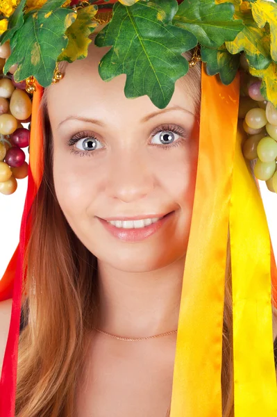 Menina na grinalda de frutas — Fotografia de Stock