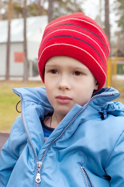 Jongen in het GLB en de vacht buitenshuis — Stockfoto