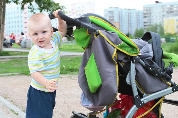 Child outdoors with the stroller — Stock Photo, Image