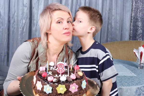 Moeder en kind met cake van de kindverjaardag — Stockfoto