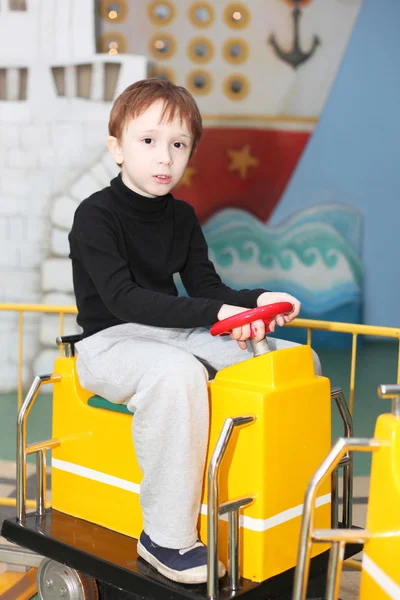 Kleiner Junge auf dem Spielplatz — Stockfoto