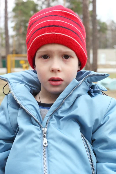 Jongen buitenshuis — Stockfoto