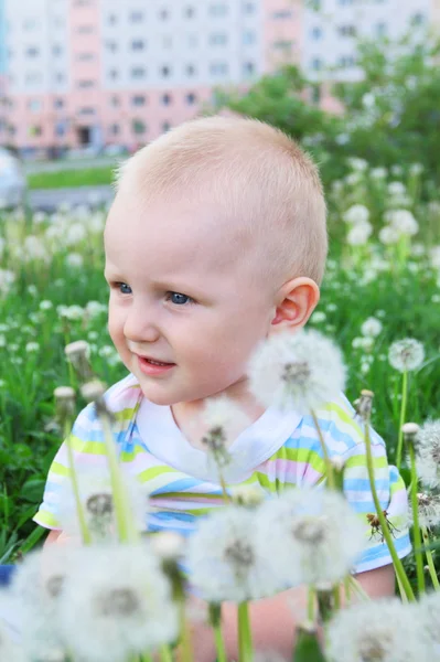 Małe dziecko siedzi w trawie — Zdjęcie stockowe