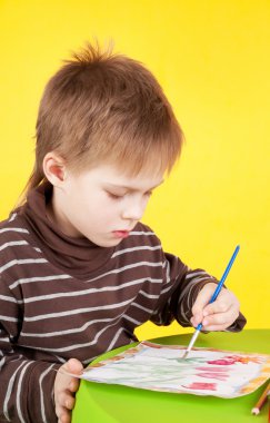 sevimli küçük çocuk boyama