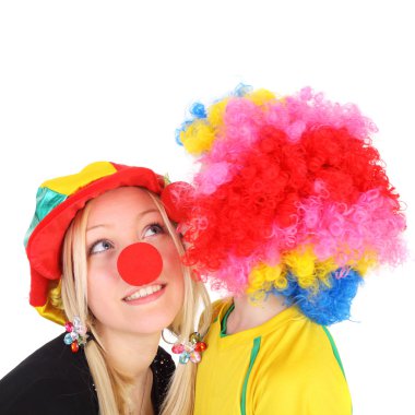 küçük çocuk ve annesi palyaço gibi giyinmiş