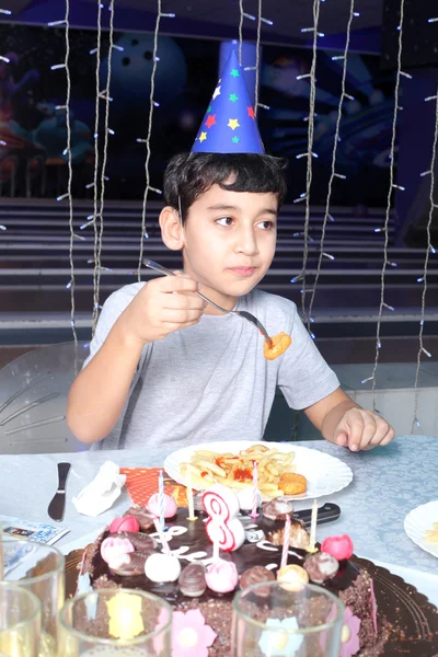 Litet barn firar sin födelsedag — Stockfoto