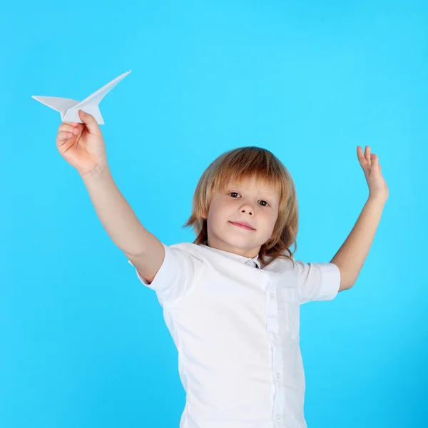 Malý chlapec s papírové letadlo — Stock fotografie