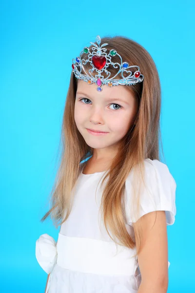 Pequena princesa em vestido e diadema — Fotografia de Stock