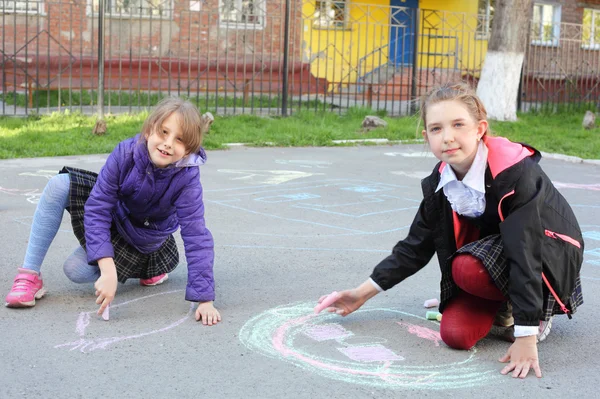 Girls drawing with color chalks — Stock Photo, Image
