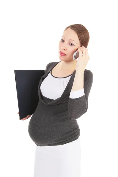 Gravid kvinna talar av en mobiltelefon — Stockfoto