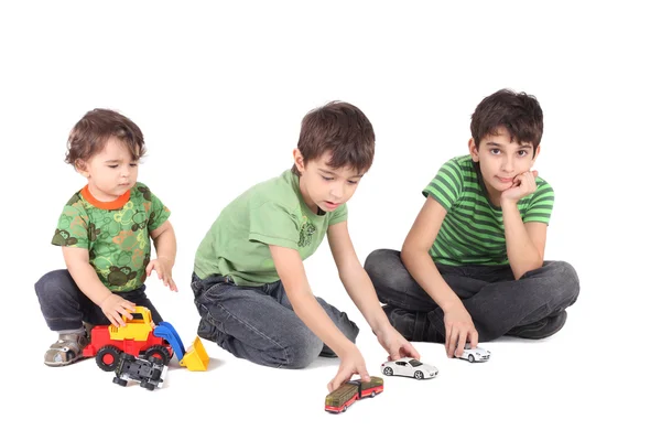 Tres chicos con coches de juguete —  Fotos de Stock