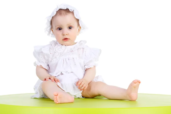 Bébé mignon en robe et casquette — Photo