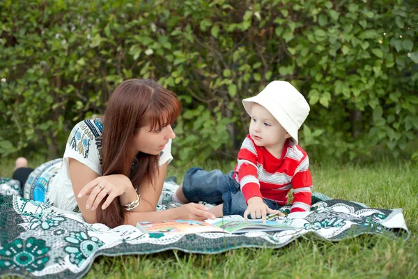 Madre leyendo un libro a su hijo — Foto de Stock