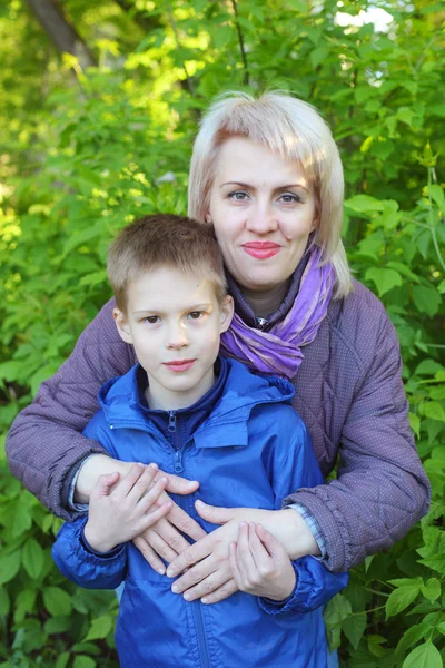 Frau umarmt ihren kleinen Sohn — Stockfoto