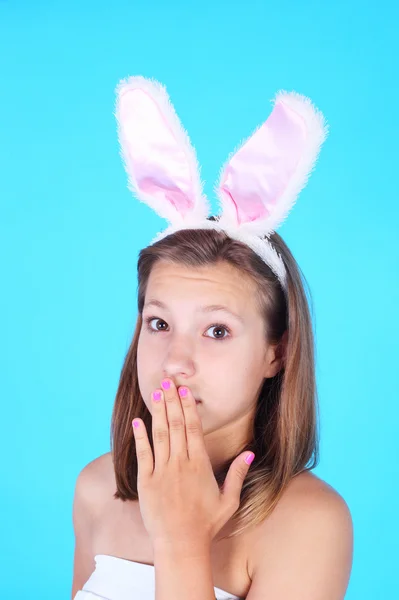 十几岁的女孩在兔子耳朵 — 图库照片