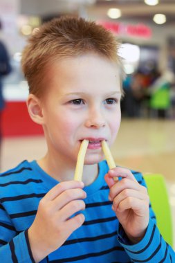 çocuk Fransız patates ile