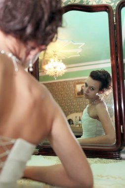 Gelin aynada yansıması