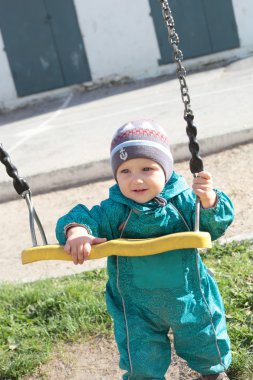 Salıncak ile oynayan çocuk