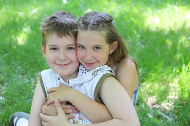 küçük çocuklar açık havada oyun