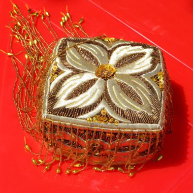 işlemeli kafatası