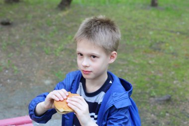 Hamburger yiyen çocuk