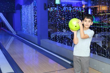 Çocuk bowling oyuncusu
