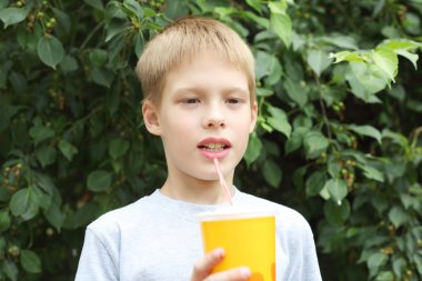 küçük çocuk muzlu süt içme