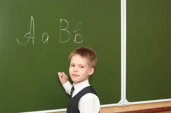 Jongen bij het schoolbord — Stockfoto