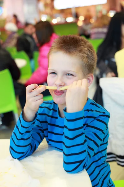 Ragazzo con le patate fritte alla francese — Foto Stock