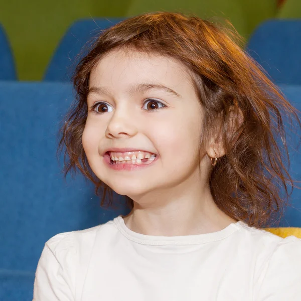 Meisje zit in de cinema hall — Stockfoto