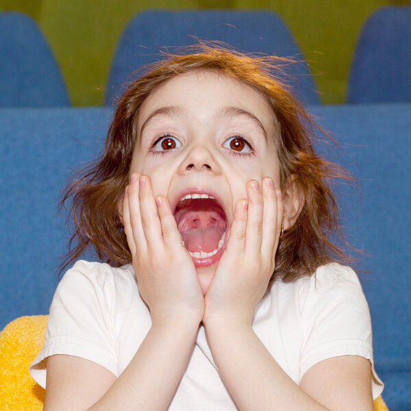 Девушка испугалась в кинозале
