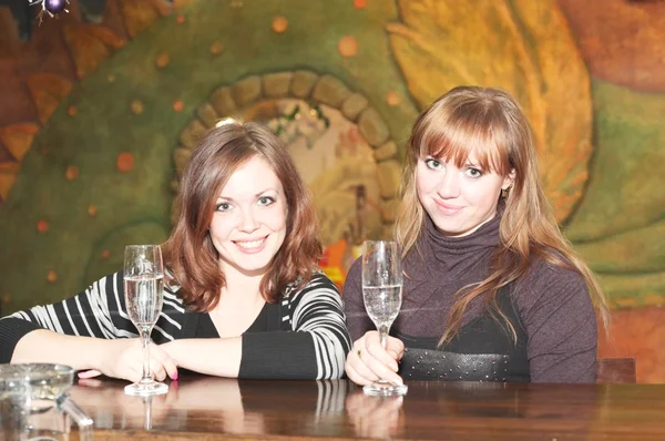 Jonge meisjes in de bar — Stockfoto
