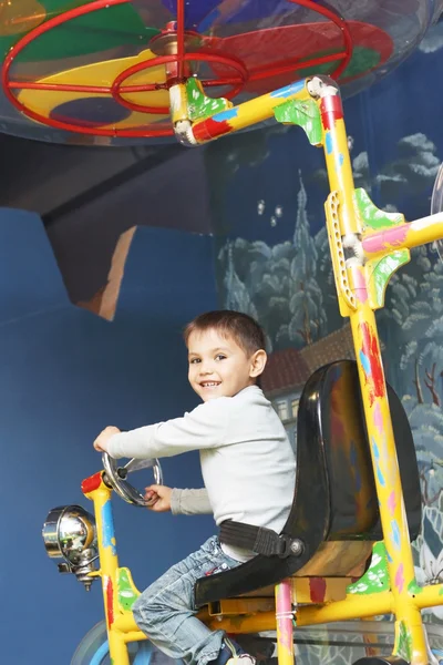 Kleiner Junge auf dem Spielplatz — Stockfoto