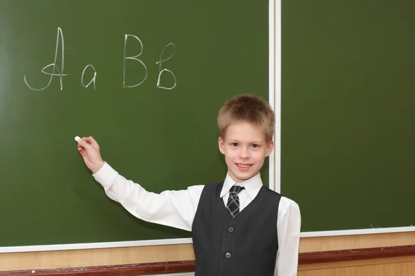 Blackboard yakınındaki küçük çocuk — Stok fotoğraf