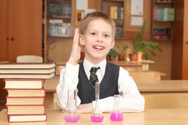 Junge mit den rosafarbenen Chemikalienröhrchen — Stockfoto