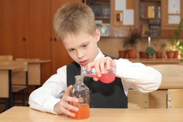 Chlapec s trubicemi růžové chemický činitel — Stock fotografie