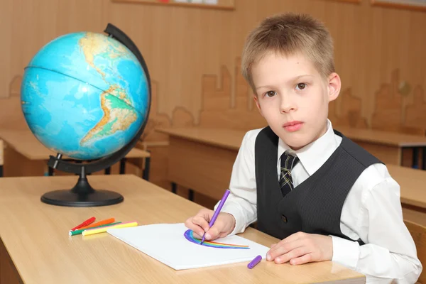A kisfiú egy osztályteremben — Stock Fotó