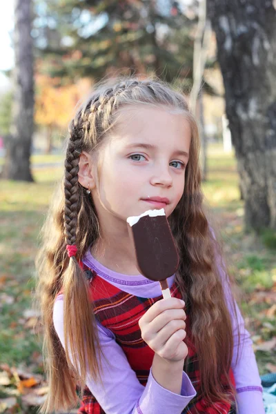 Girl eating the ice-cream — Stock Photo, Image